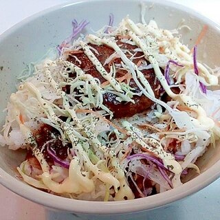 デミグラスハンバーグと千切り野菜丼